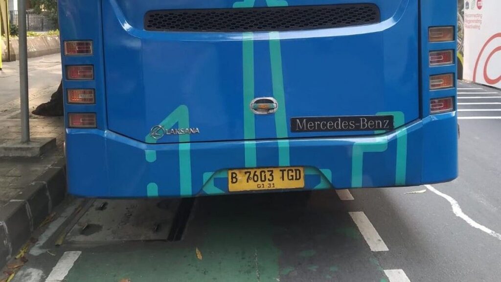Bus Transjakarta Melindas Pemotor di Jalan Jenderal Sudirman