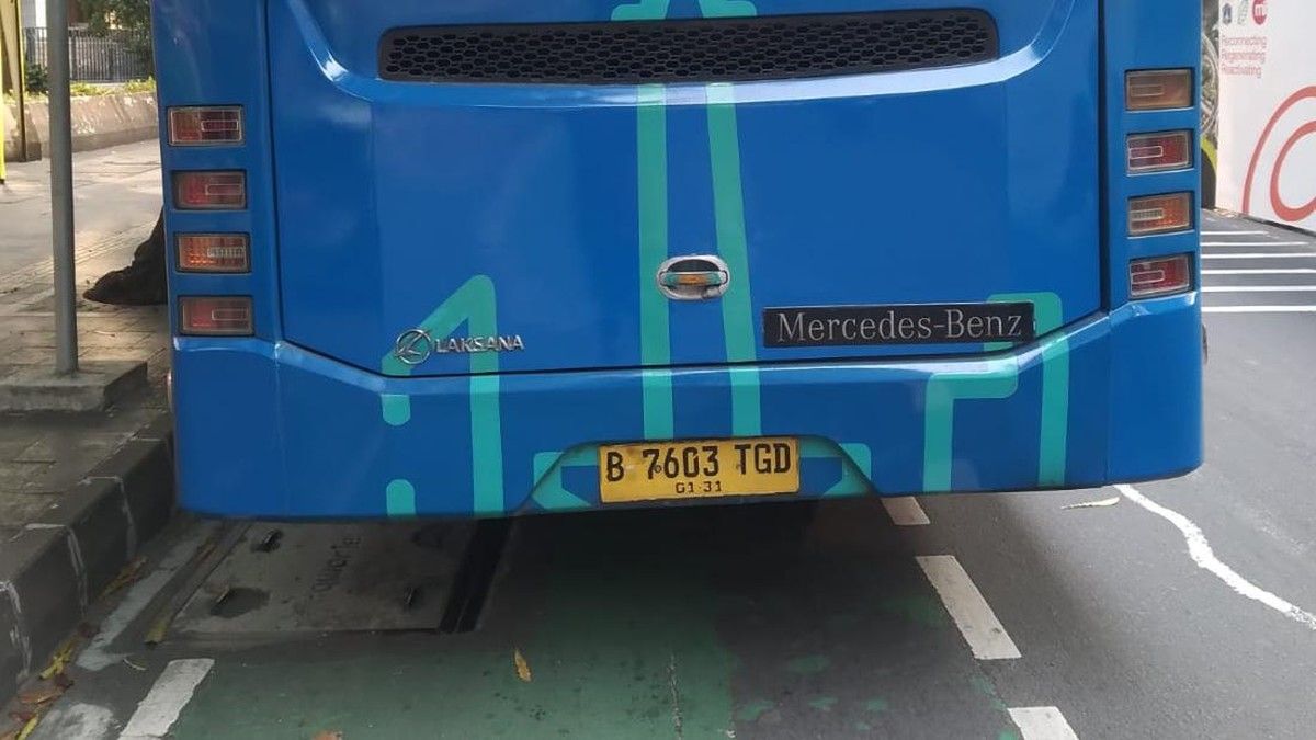 Bus Transjakarta Melindas Pemotor di Jalan Jenderal Sudirman