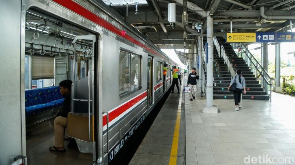 KCI Larang Penumpang Isap Vape Naik Commuter Line