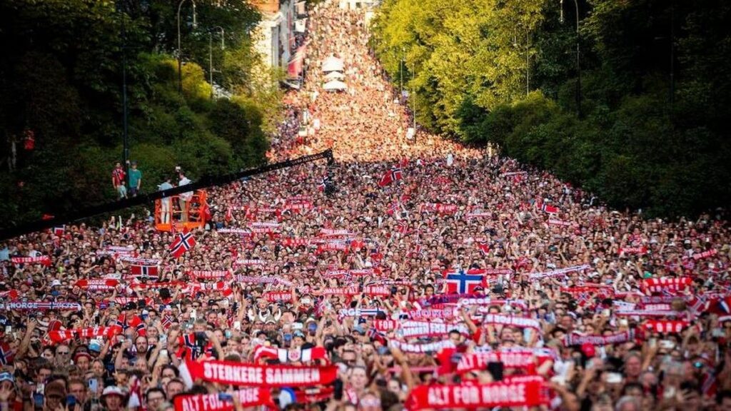 Warga dan Kerajaan Sambut Kepulangan Timnas Norwegia di Oslo