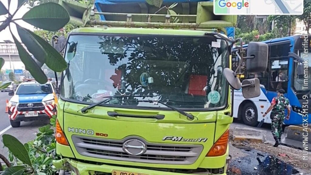 Truk Tabrak Pembatas Jalan Tol Dalam Kota Gatot Subroto