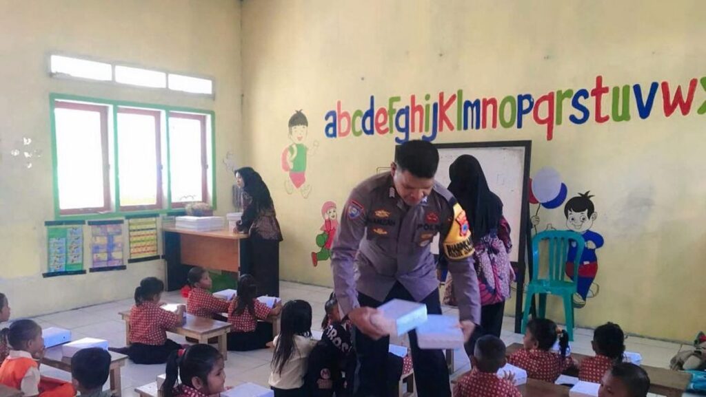 Warga Desa Sonit Tolak Mutasi Bripka Hamzah Ladema