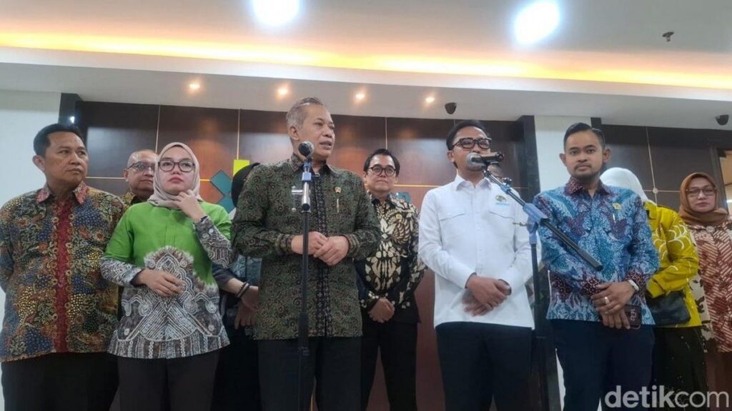 Menkop Ferry Juliantono Tanggapi Kritik Lokasi Koperasi Merah Putih