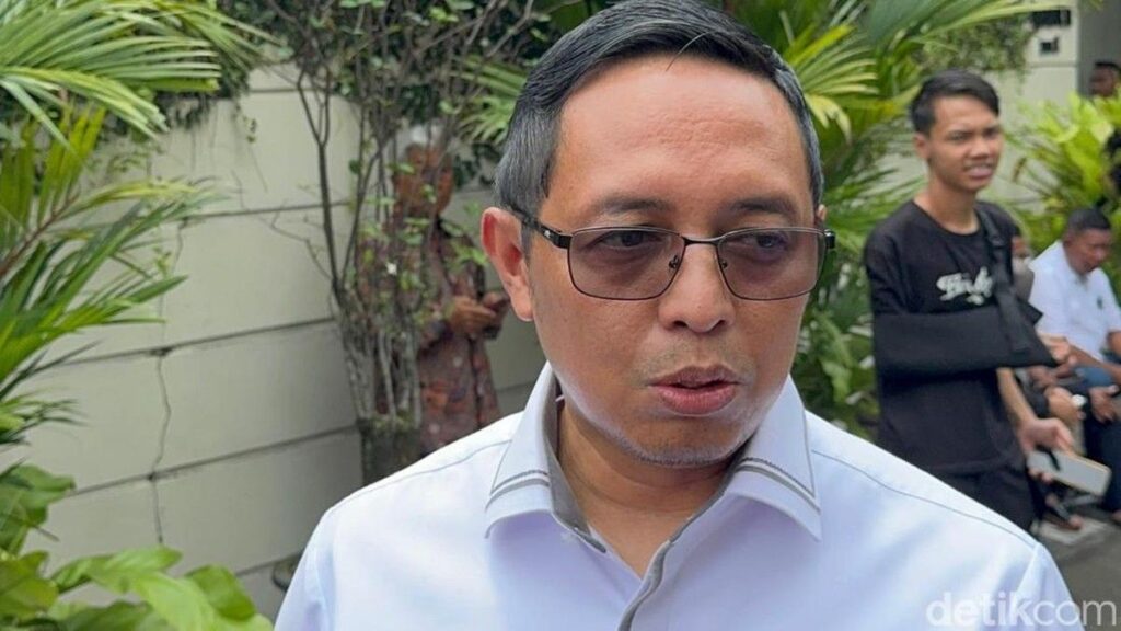 Hasan Nasbi Minta Publik Tidak Berspekulasi Soal Pagar Tinggi Mal