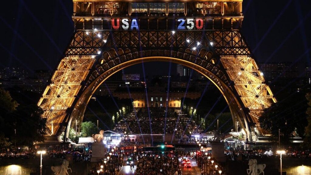 Polisi Tangkap Pria yang Panjat Menara Eiffel Paris