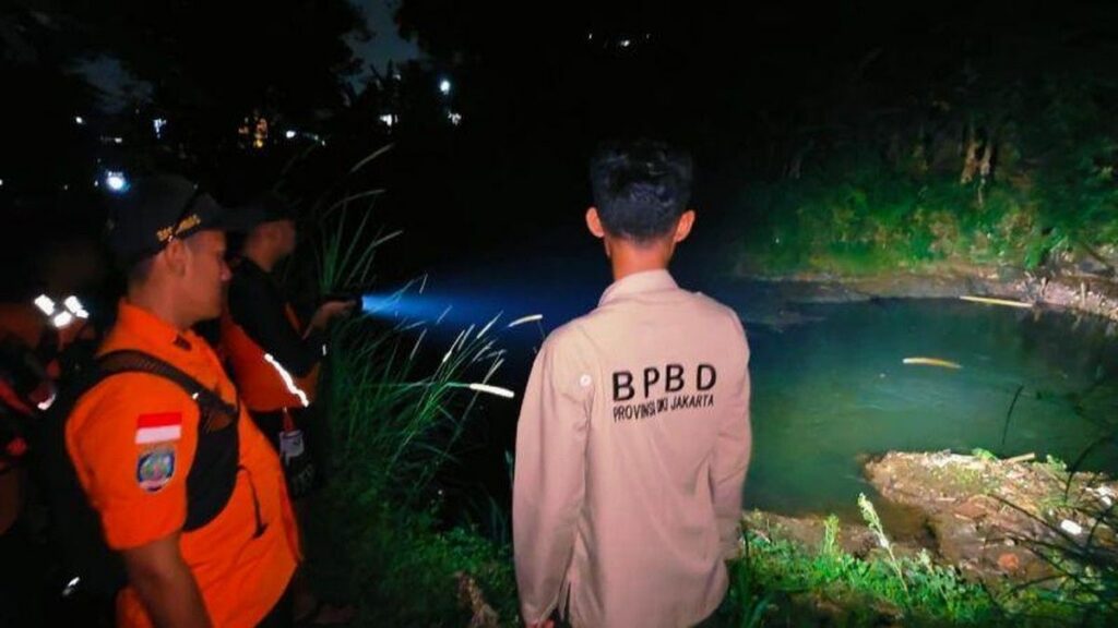 Tim SAR Cari Remaja Tenggelam di Sungai Ciliwung Jagakarsa
