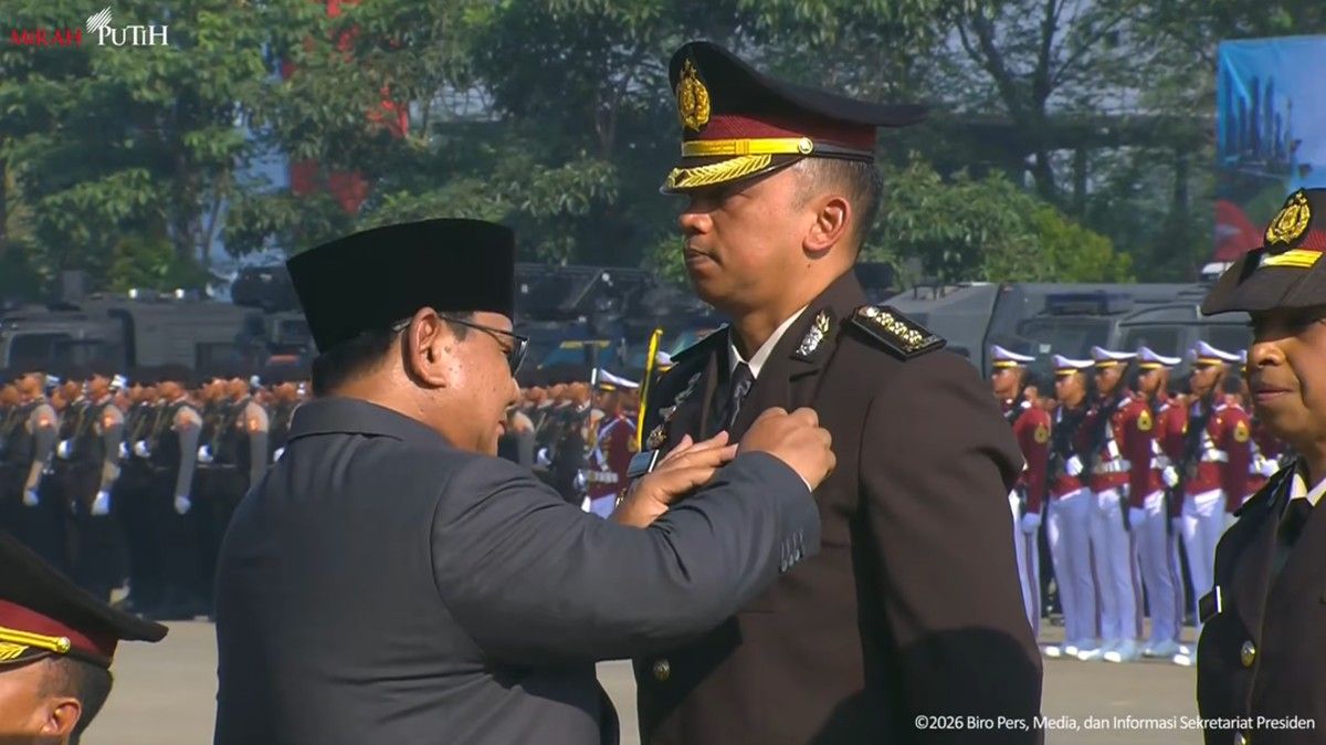 Prabowo Subianto Anugerahkan Bintang Bhayangkara Nararya kepada Tiga Personel Polri