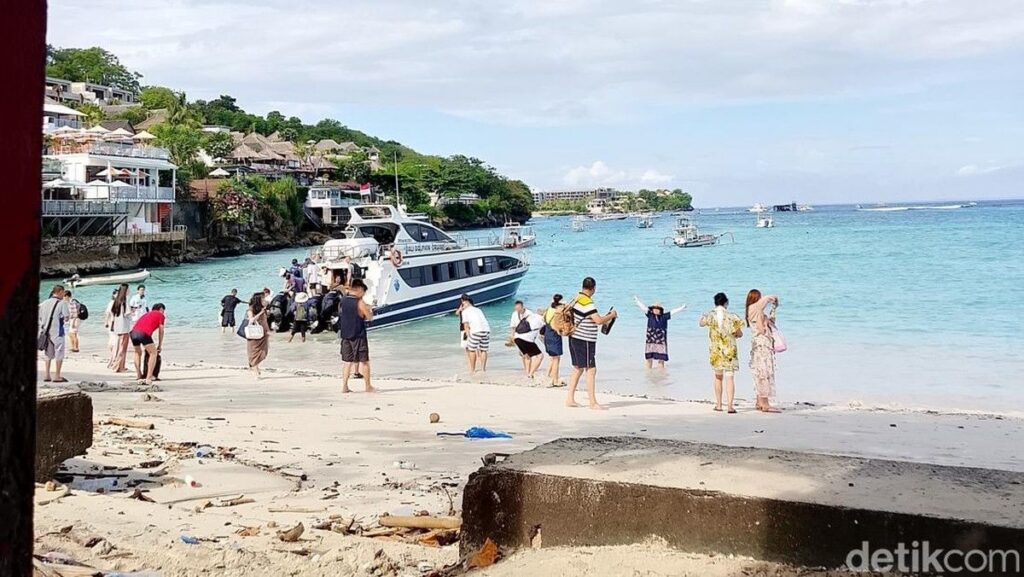 Bupati Klungkung Bakal Deportasi Wisatawan Asing Nakal di Nusa Penida
