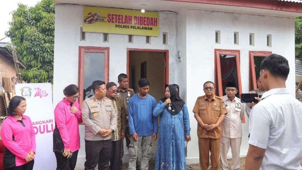 Polres Pelalawan Serahkan Kunci Bedah Rumah di Hari Bhayangkara