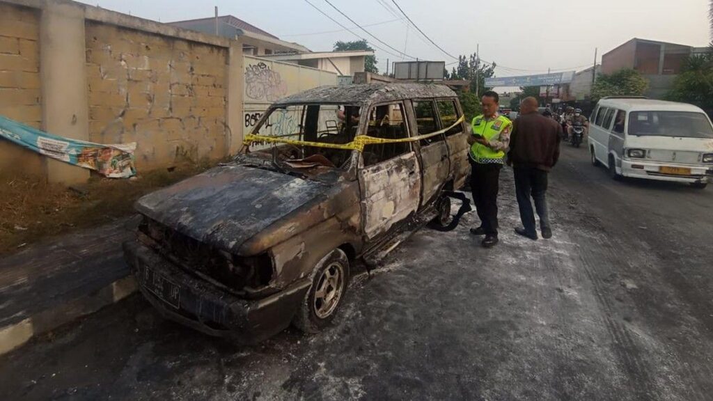 Mobil Kijang Terbakar di Ciputat Timur Usai Isi BBM