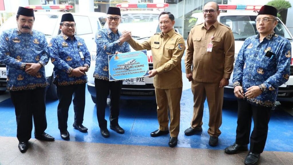 Mendagri Terima Bantuan Lima Ambulans Korpri untuk Korban Bencana