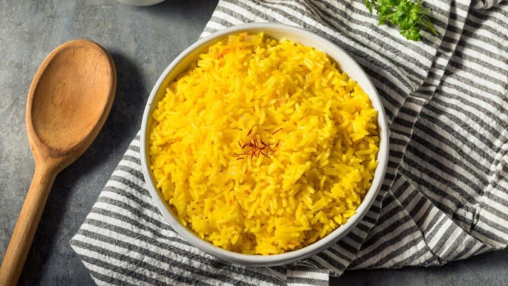 3 Cara Membuat Nasi Kuning Kukus Sederhana yang Enak & Gurih