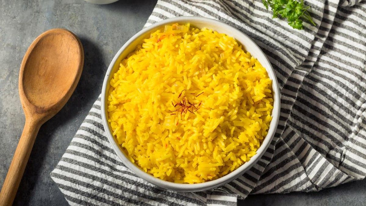 3 Cara Membuat Nasi Kuning Kukus Sederhana yang Enak & Gurih