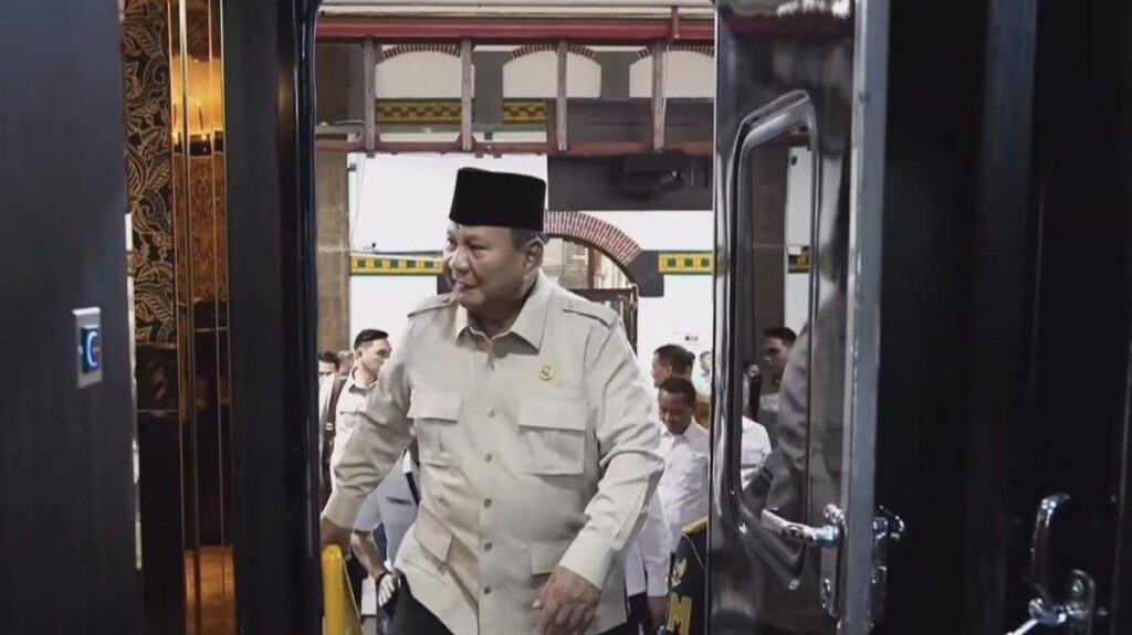 Prabowo Subianto Menjajal Kereta Api Nusantara Explorer di Semarang