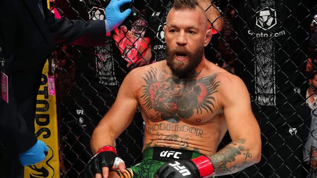 Max Holloway Kalahkan Conor McGregor Akibat Cedera Lutut di UFC 329