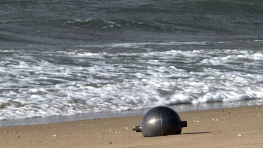 Enam Bola Logam Misterius Ditemukan Terdampar di Pantai Australia