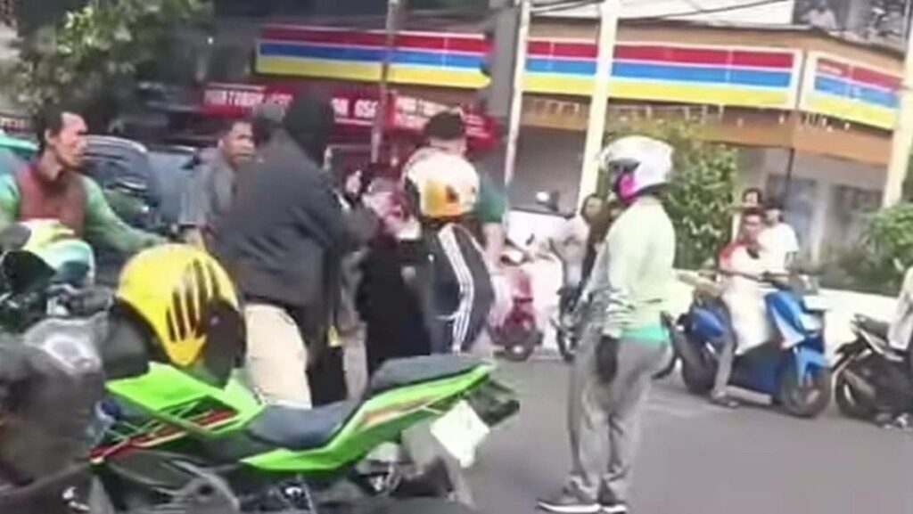 Polisi Selidiki Pemukulan Pengendara Motor di Tebet