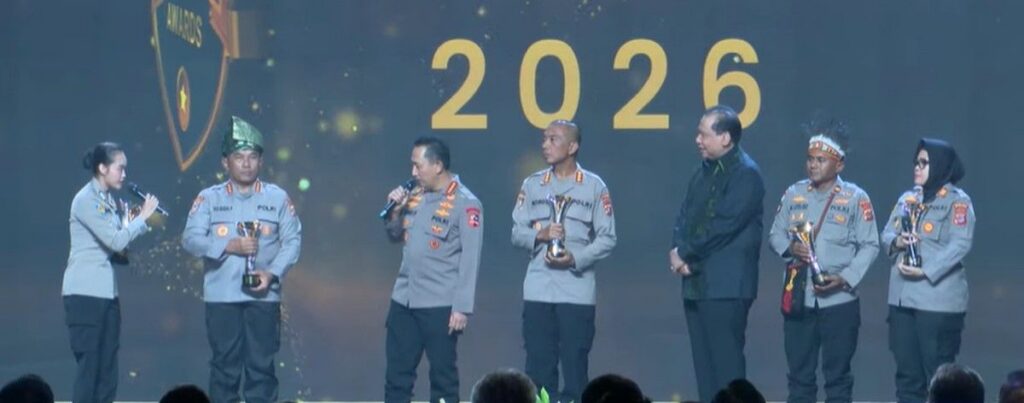 Lima Polisi Teladan Menerima Penghargaan Hoegeng Awards 2026