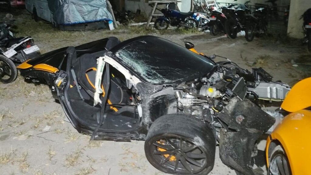Mobil McLaren Terbelah Dua Usai Tabrak Tiang di Sukoharjo