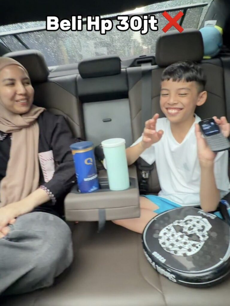 Tya Ariestya Bekali Anak Ponsel Tanpa Internet untuk Komunikasi
