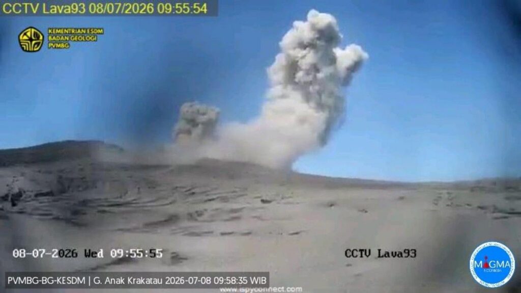 Bupati Lampung Selatan Melarang Warga Dekati Gunung Anak Krakatau
