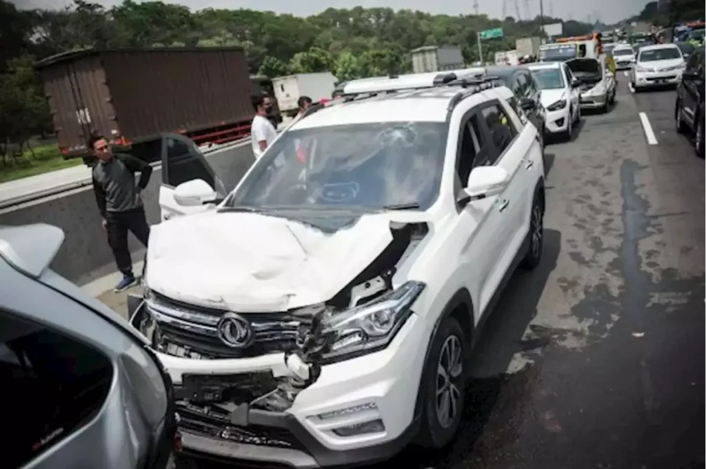 Truk Trailer Tabrak Kendaraan dan Rumah di Pasuruan, 4 Orang Tewas