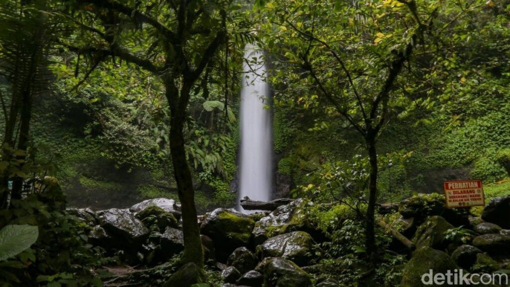 Wisatawan Ramai Kunjungi Curug Sawer Situ Gunung Sukabumi