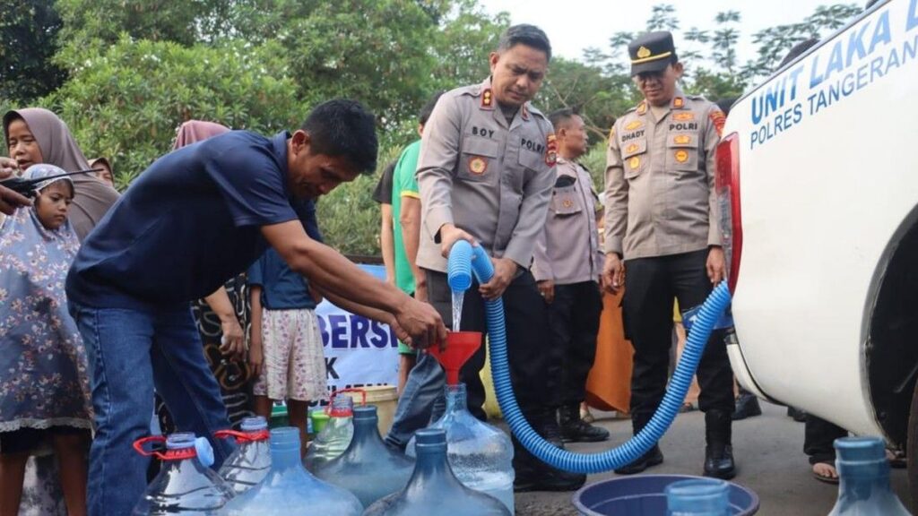 Polres Tangsel Salurkan Bantuan Air Bersih di Kampung Kranggan
