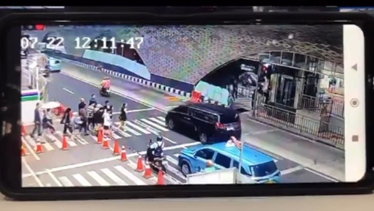 Sopir Toyota Alphard Terobos Zebra Cross di kawasan HI Berujung Mediasi Polisi