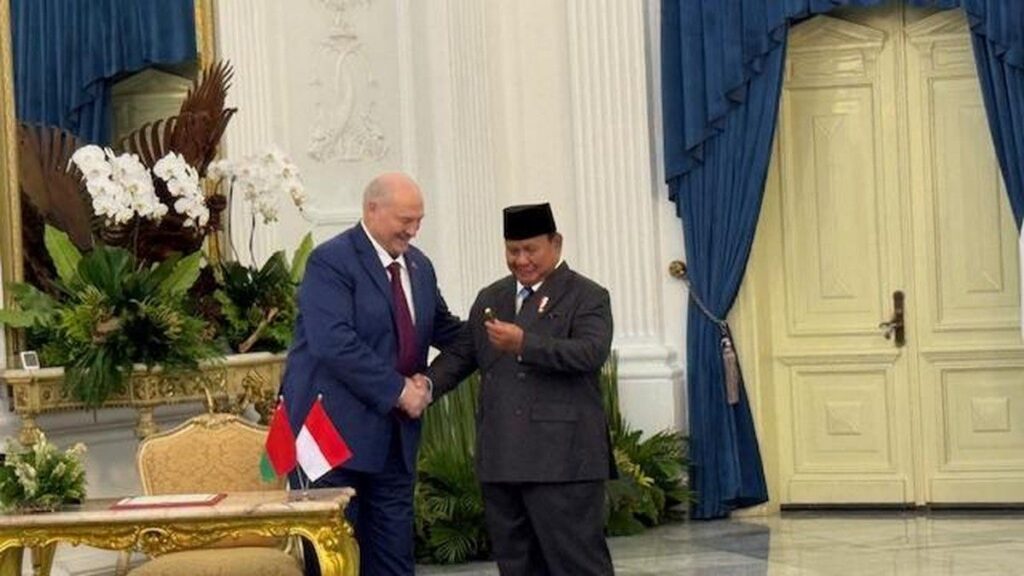 Presiden Belarus Beri Pulpen ke Prabowo Subianto di Istana Merdeka