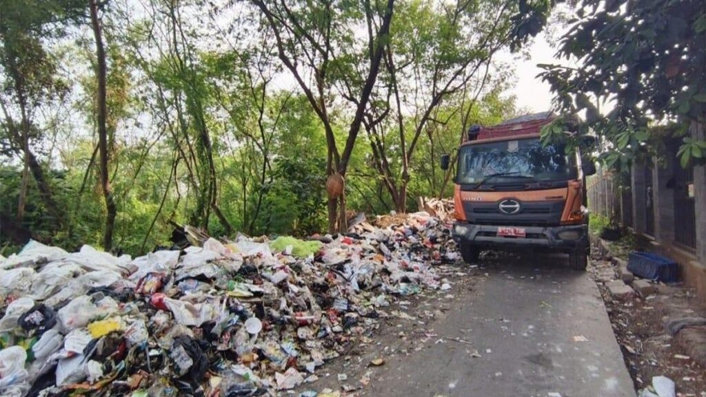 Pemprov DKI Bersihkan 54 Ton Sampah di Kawasan Cakung Barat