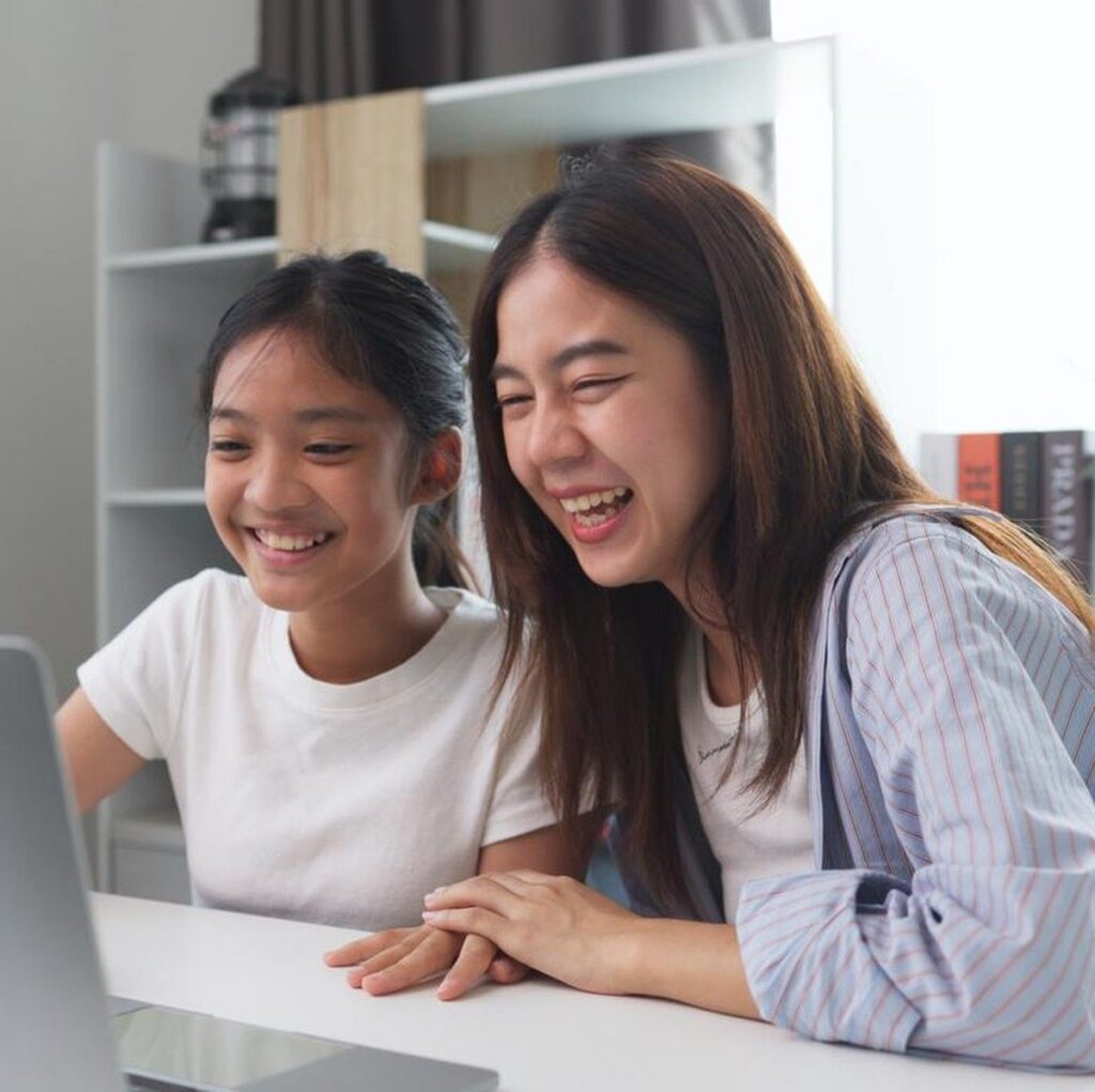 Mengenal Teen-ternity Fenomena Orang Tua Lepas Karier demi Anak Remaja