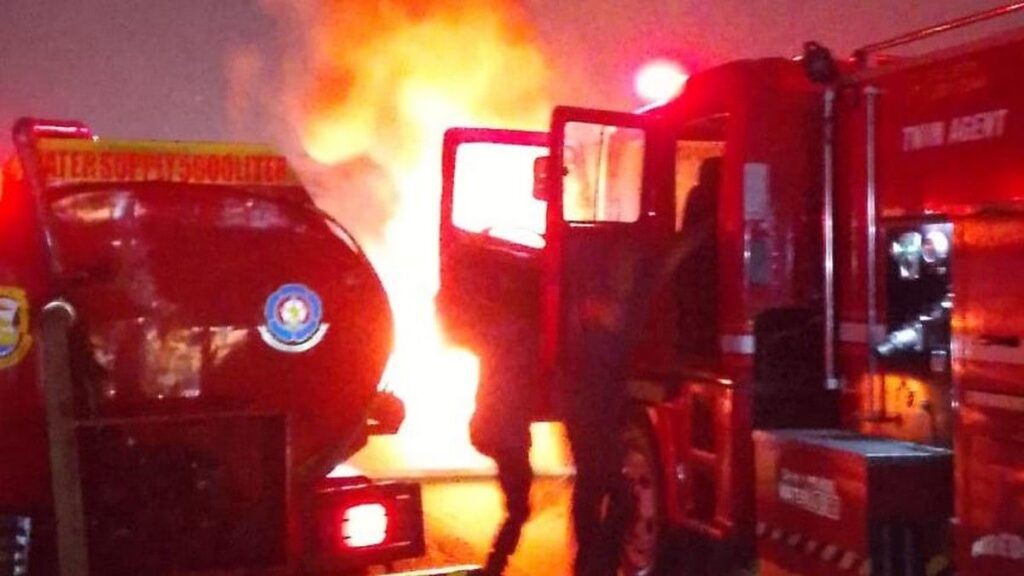 Mobil Grand Max Pengangkut BBM Terbakar di Bandar Lampung