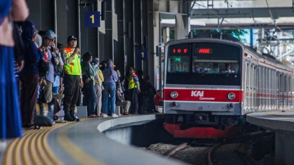 Tangan Penumpang Terjepit Pintu KRL Relasi Kampung Bandan Bekasi