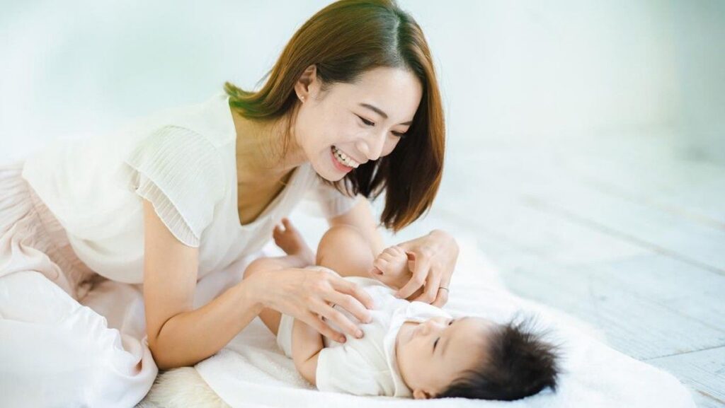Aturan Menjemur Bayi Sesuai Usia Beserta Manfaat Kesehatannya