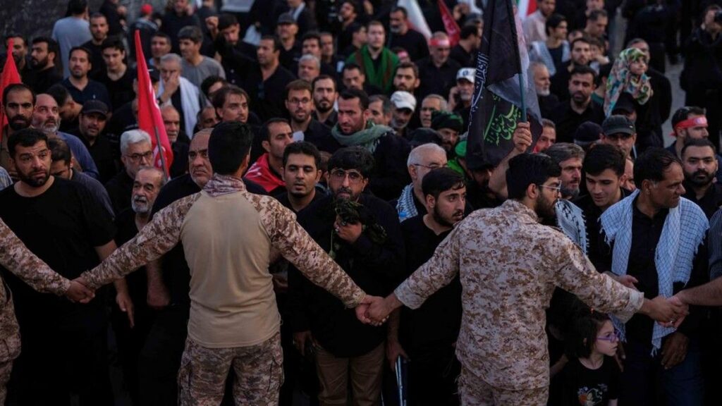 Warga Iran Padati Hari Kedua Prosesi Pemakaman Ayatollah Ali Khamenei