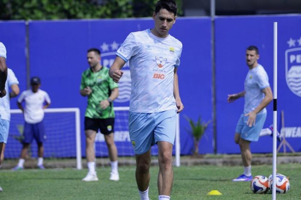 Luka Menalo Jalani Latihan Berat Bersama Persib Bandung