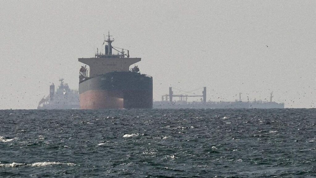 IRGC Iran Tembak Rudal ke Kapal Komersial di Selat Hormuz