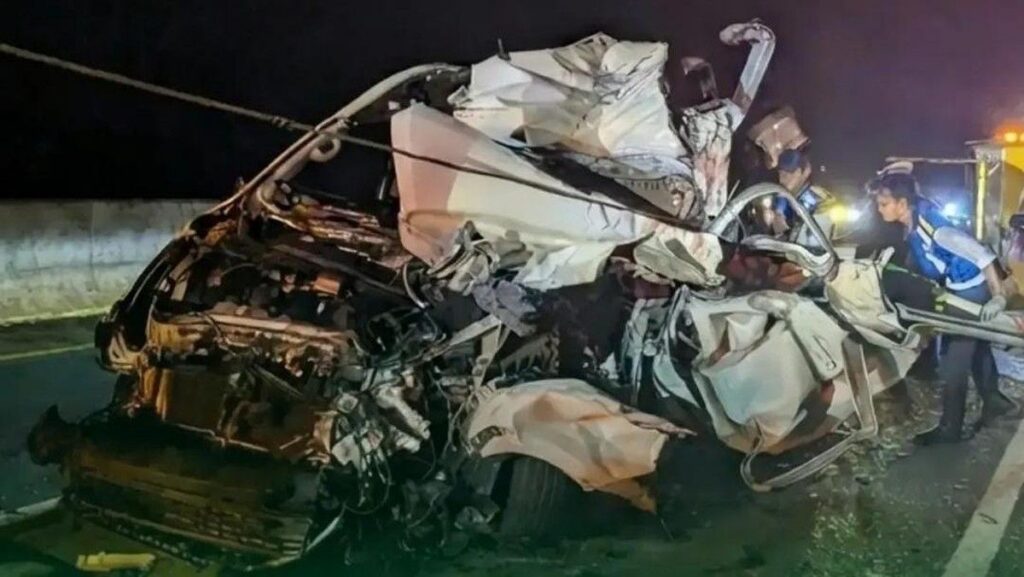 Mobil Hiace Tabrak Truk di Tol Pandaan Malang Tiga Meninggal