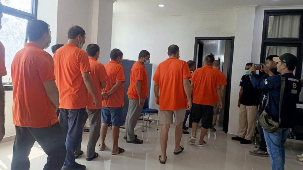 Imigrasi Amankan 16 Warga Uzbekistan yang Terdampar di Pantai Alor