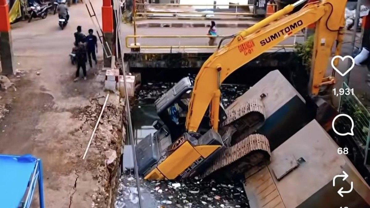 Ekskavator Tercebur di Kali Cakung Lama Jakarta Utara