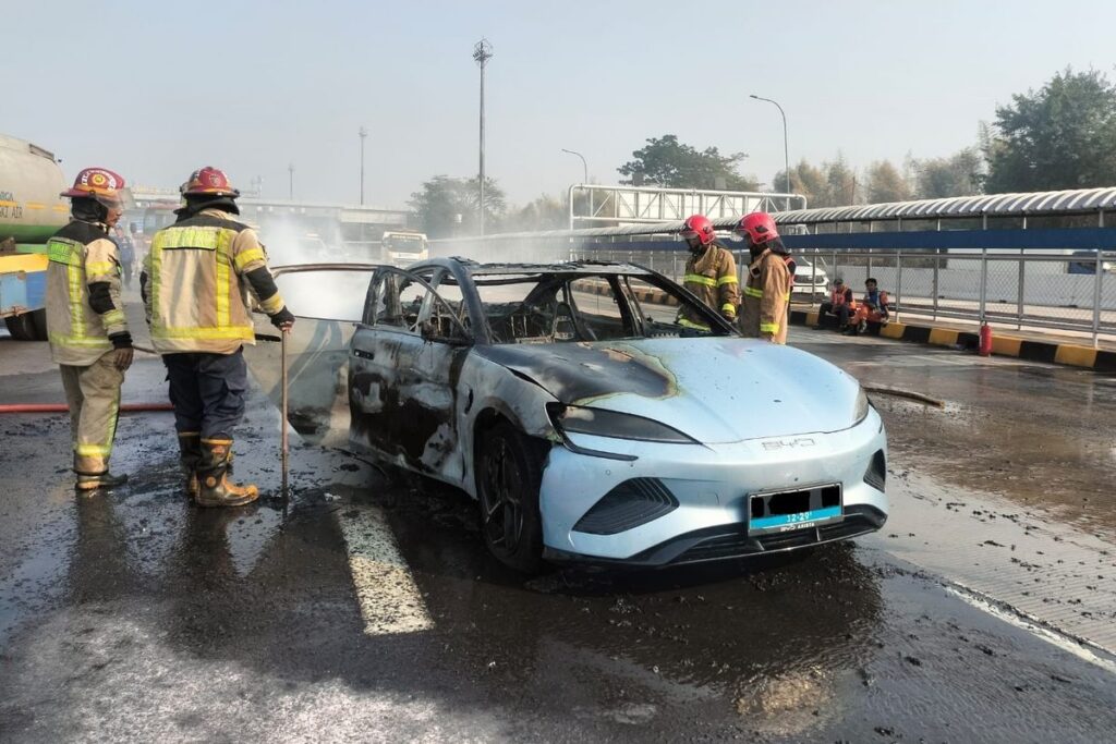 Mobil Listrik BYD Seal Terbakar di Tol Jakarta Cikampek