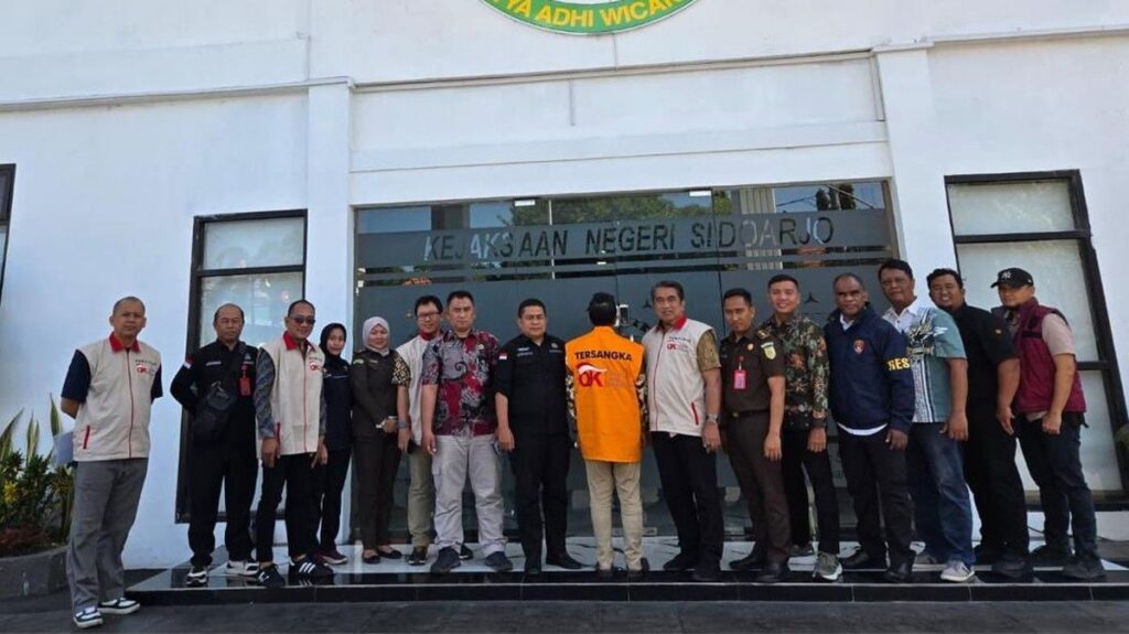 OJK Serahkan Tersangka Kasus BPR Sumber Artha Waru Agung ke Jaksa