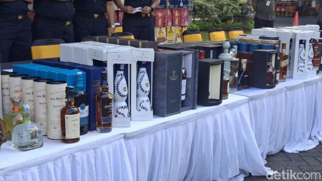 Bea Cukai Sita Ribuan Botol Miras Ilegal Rp12,55 Miliar di Bali