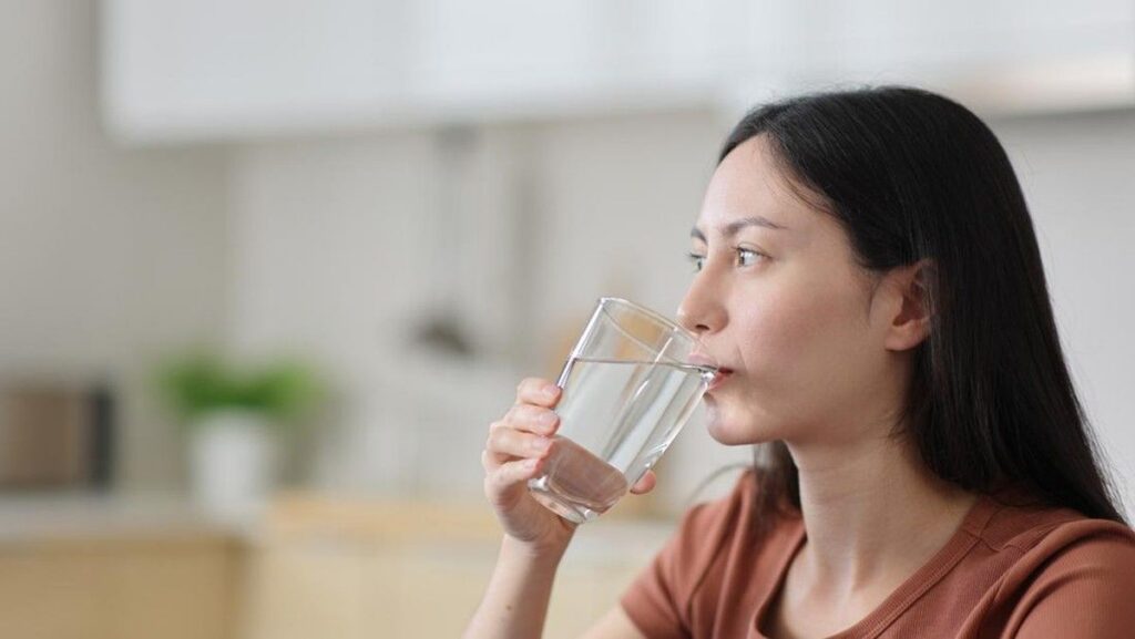 Mengenal Takaran Ideal Minum Air Putih Harian Menurut Ahli