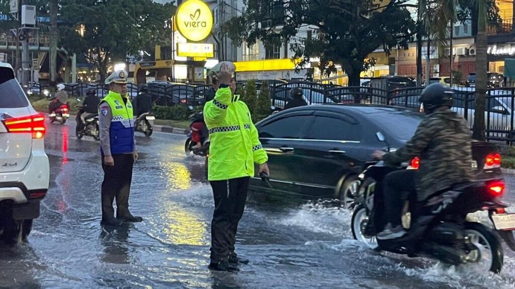 Banjir Genangi Jalan Pekanbaru, Polisi dan Pemkot Urai Kemacetan
