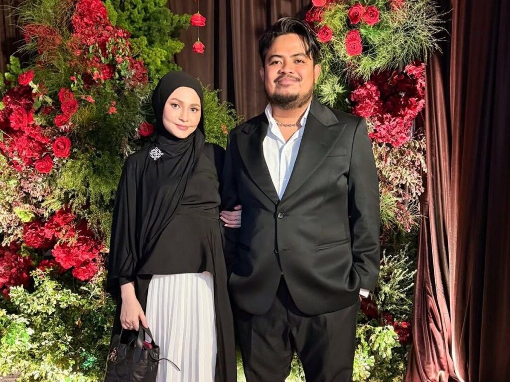 Rigen Rakelna Rayakan Ulang Tahun Pernikahan Ketujuh Bersama Istri