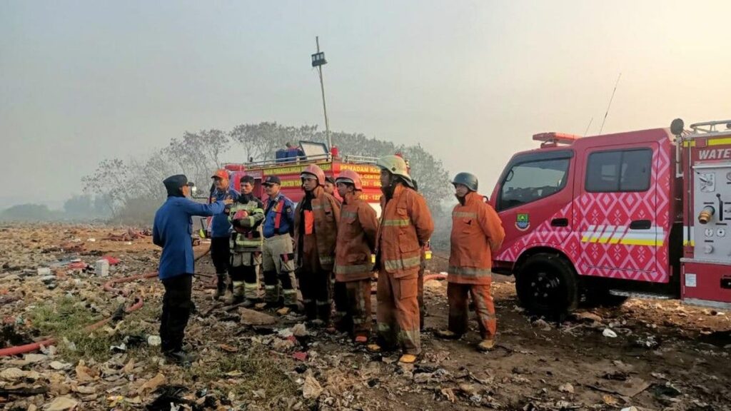 Petugas Gabungan Masih Padamkan Kebakaran TPA Jatiwaringin Tangerang