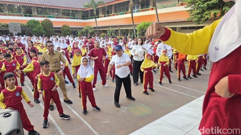 Mendikdasmen Beri Trauma Healing Usai Teror Bom di SDN Srengseng Sawah