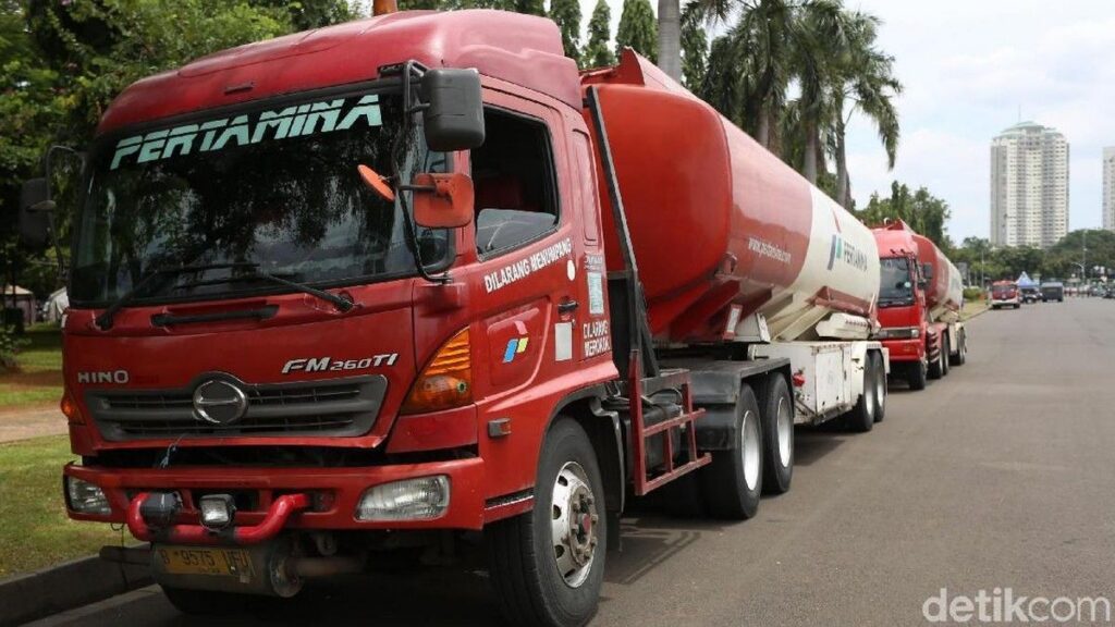 Pertamina Patra Niaga Pecat Sopir Tangki yang Merokok Saat Mengemudi